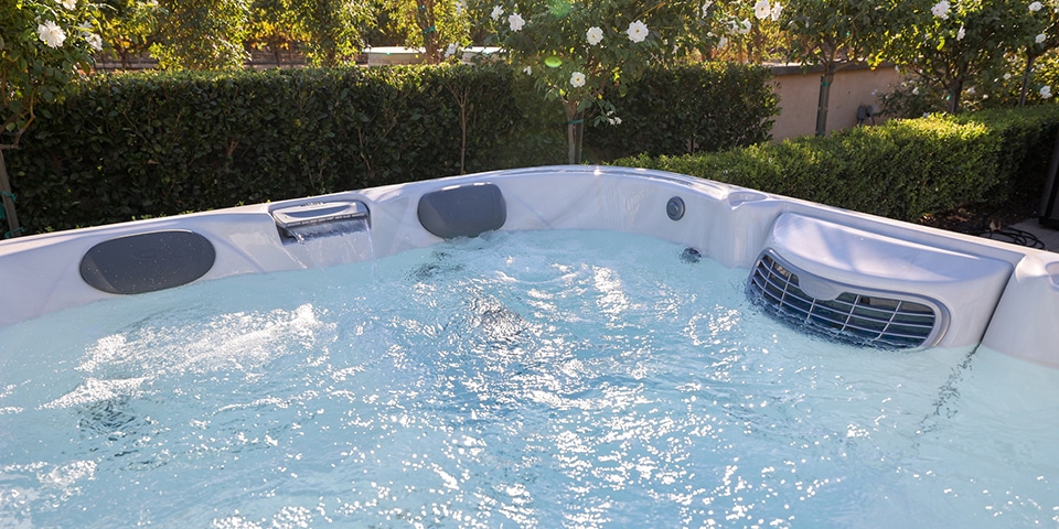 Jacuzzi J-300 Series > Jacuzzi J-335 > Image 3 Champion Hot Tubs | Jacuzzi® J-335™