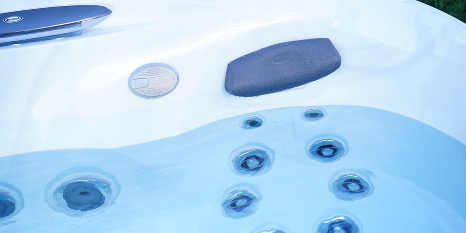 Jacuzzi J-400 Series > Jacuzzi J-435 > Image 5 Champion Hot Tubs | Jacuzzi® J-435™ (Ex-display, no IR)